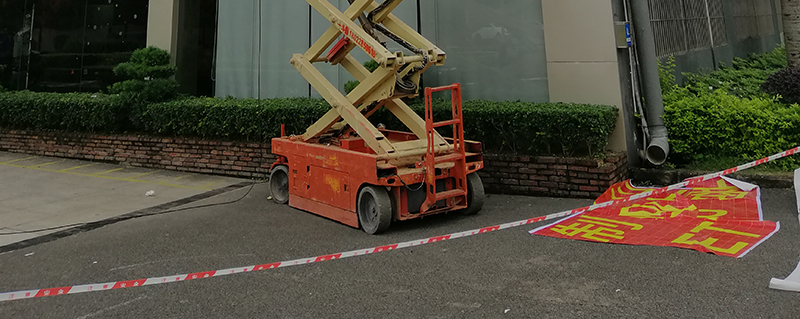 深圳龙岗黄瓜AVAPP标识总部基地楼顶大字安装纪实